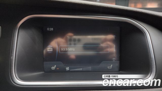 Volvo V40 2015 — photo 14
