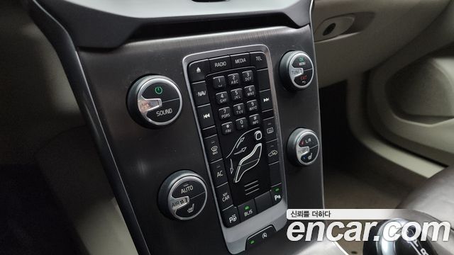 Volvo V40 2015 — photo 16