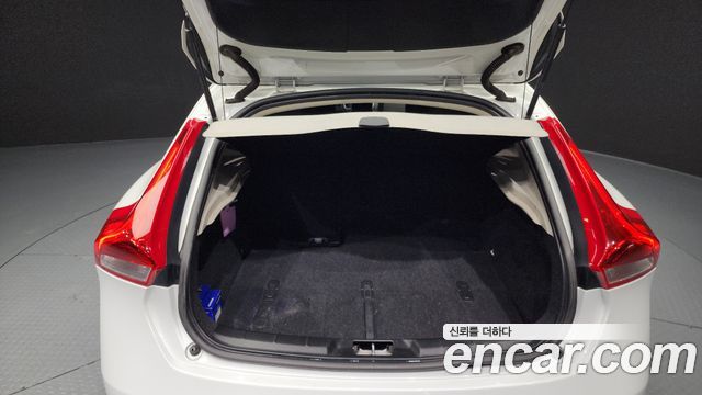 Volvo V40 2015 — photo 20