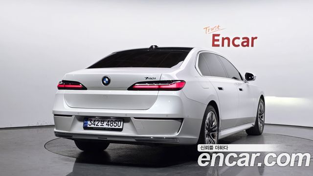 BMW 7-Series 2023 — photo 2