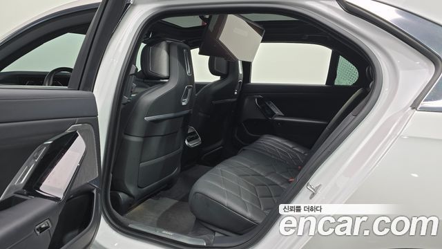 BMW 7-Series 2023 — photo 12