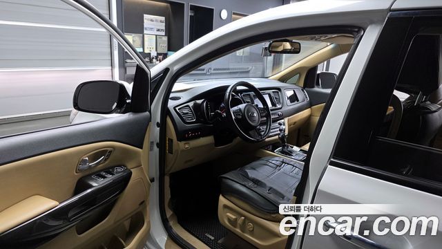 Kia Canival 2015 — photo 10