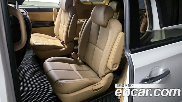 Kia Canival 2015 — photo 11