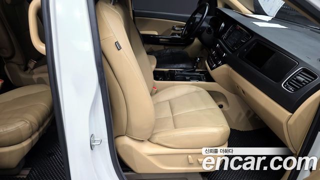 Kia Canival 2015 — photo 12