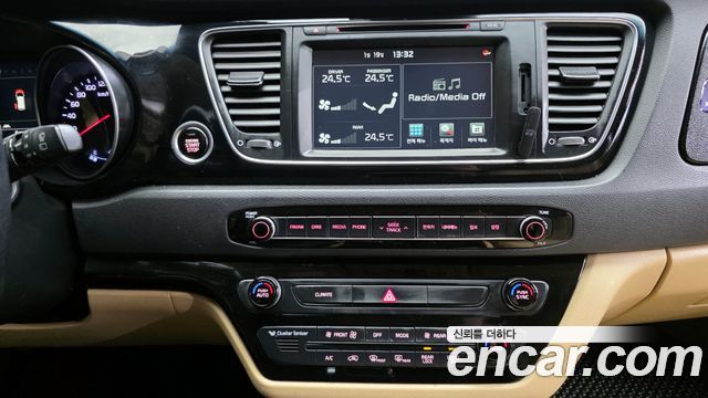 Kia Canival 2015 — photo 18
