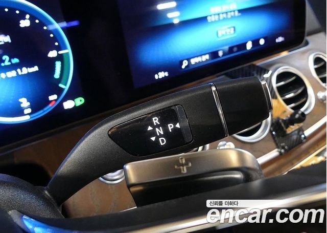 Mercedes-Benz E-Class 2023 — photo 9