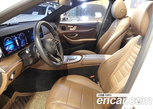 Mercedes-Benz E-Class 2023 — photo 10