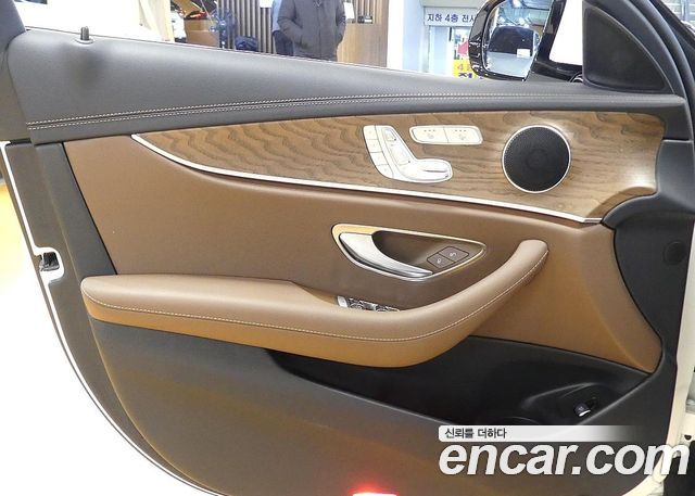 Mercedes-Benz E-Class 2023 — photo 11