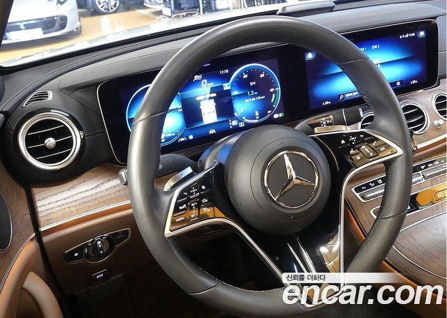 Mercedes-Benz E-Class 2023 — photo 12