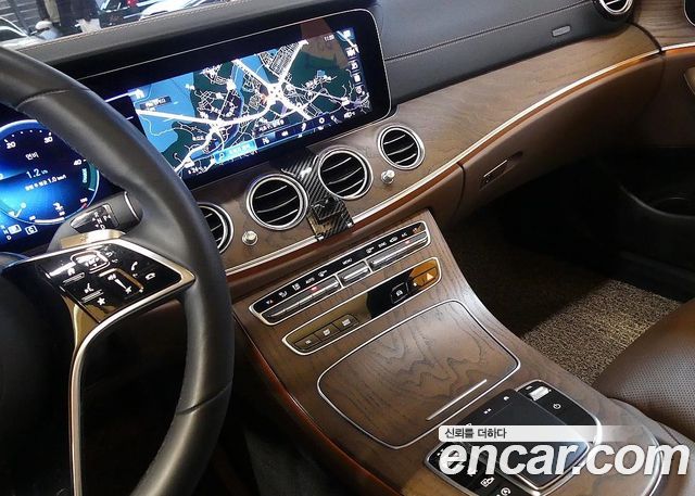 Mercedes-Benz E-Class 2023 — photo 14