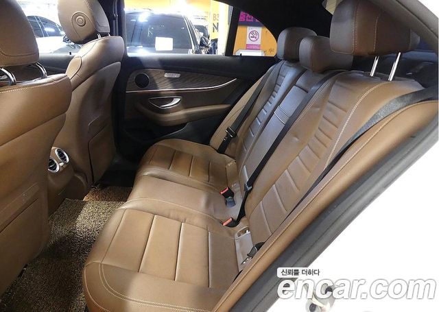 Mercedes-Benz E-Class 2023 — photo 18