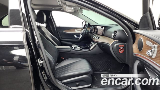 Mercedes-Benz E-Class 2019 — photo 11