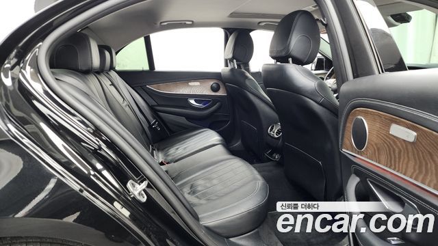 Mercedes-Benz E-Class 2019 — photo 12