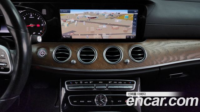 Mercedes-Benz E-Class 2019 — photo 14