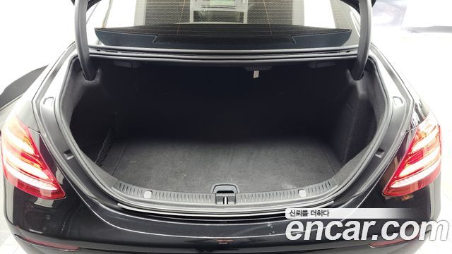 Mercedes-Benz E-Class 2019 — photo 20