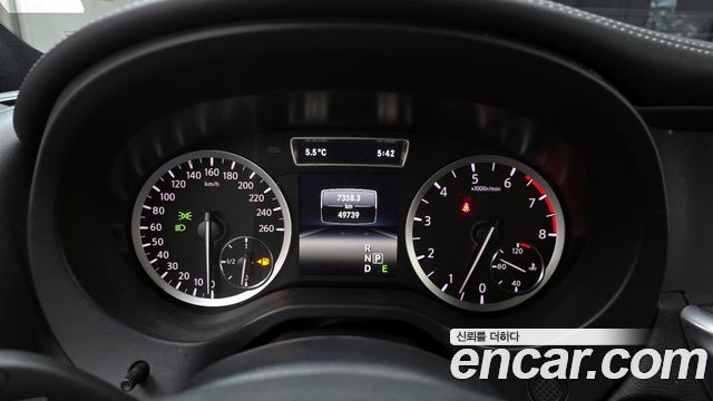 Infiniti Q30 2017 — photo 8