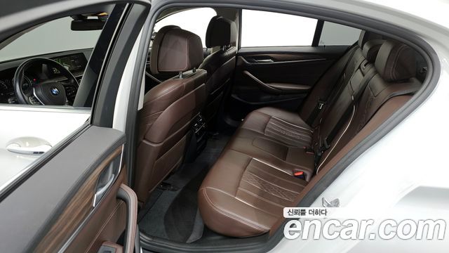 BMW 5-Series 2018 — photo 11