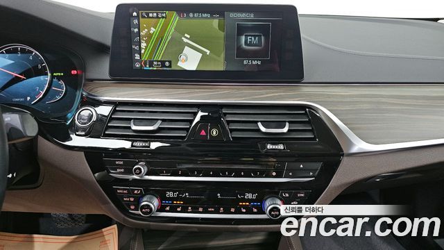 BMW 5-Series 2018 — photo 16