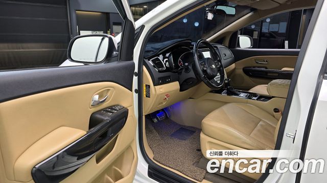 Kia Canival 2015 — photo 11
