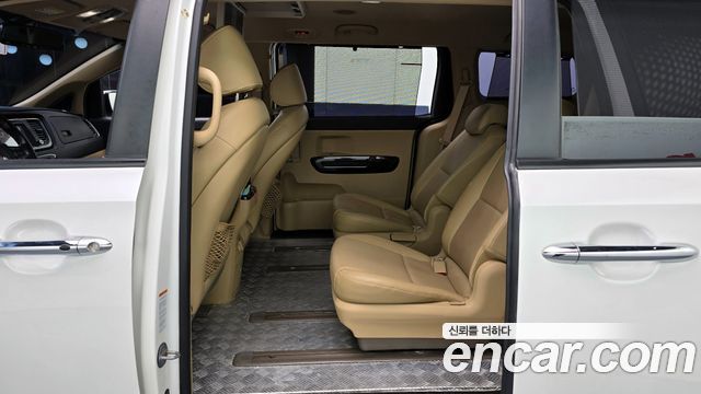 Kia Canival 2015 — photo 12