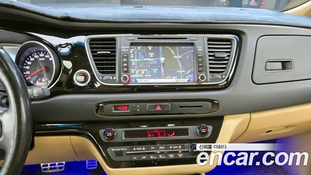 Kia Canival 2015 — photo 15