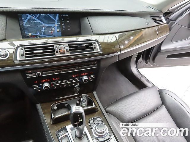 BMW 7-Series 2012 — photo 9