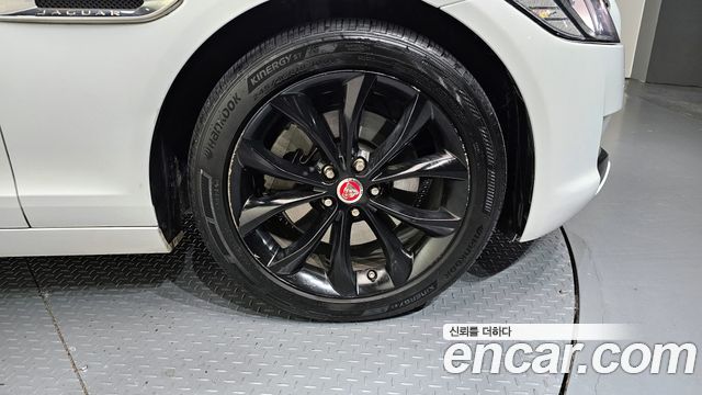 Jaguar XF 2018 — photo 5