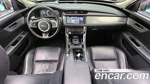 Jaguar XF 2018 — photo 7