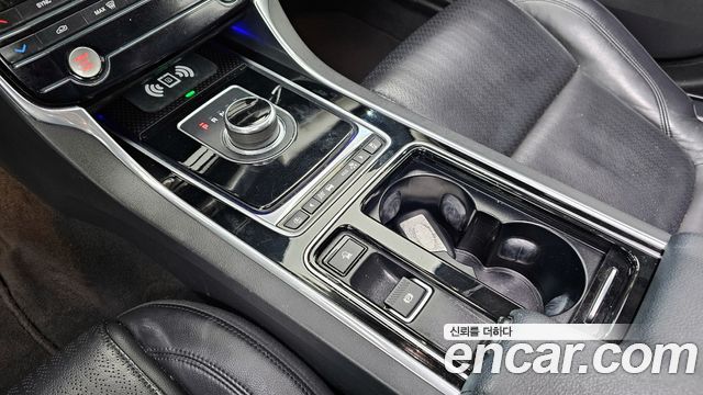 Jaguar XF 2018 — photo 9