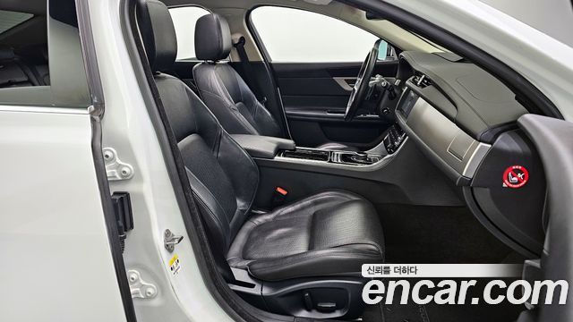 Jaguar XF 2018 — photo 10