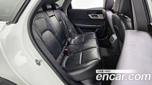 Jaguar XF 2018 — photo 12