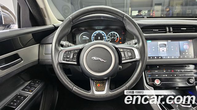 Jaguar XF 2018 — photo 13