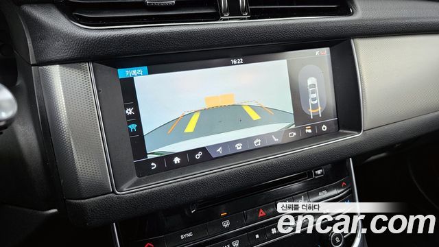 Jaguar XF 2018 — photo 14