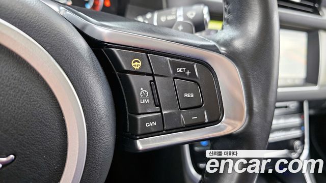 Jaguar XF 2018 — photo 16