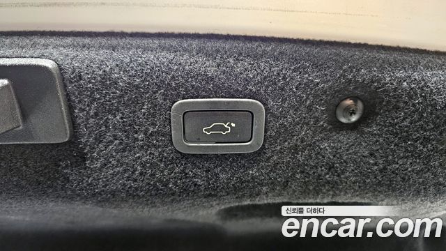 Jaguar XF 2018 — photo 19