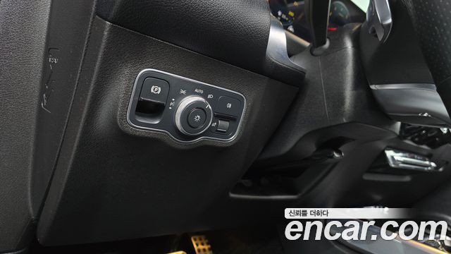 Mercedes-Benz GLB-Class 2021 — photo 14