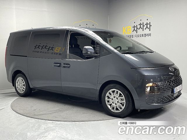 Hyundai Staria 2023 — photo 1