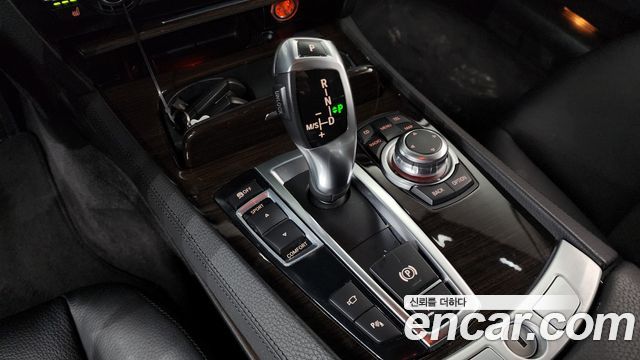 BMW 7-Series 2011 — photo 9