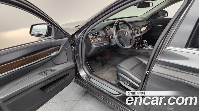 BMW 7-Series 2011 — photo 10