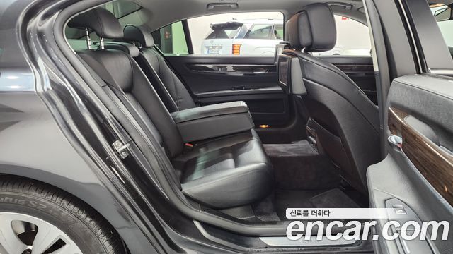 BMW 7-Series 2011 — photo 12