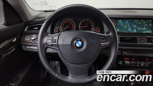 BMW 7-Series 2011 — photo 13