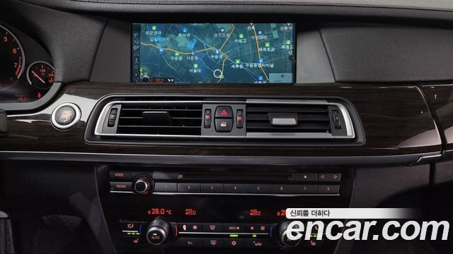 BMW 7-Series 2011 — photo 14