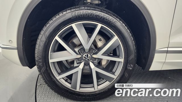 Volkswagen Touareg 2023 — photo 5