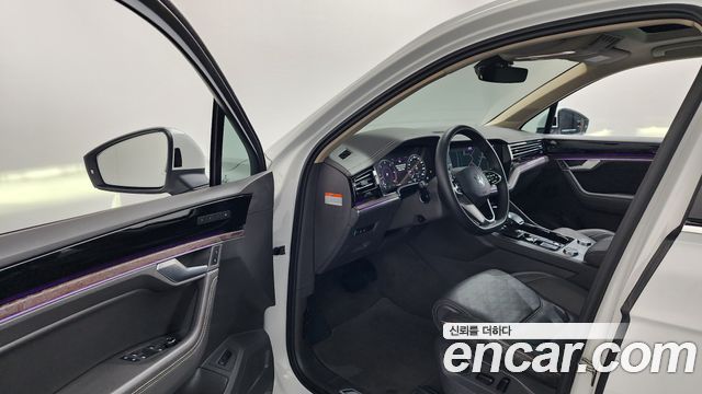 Volkswagen Touareg 2023 — photo 10