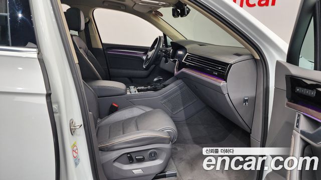 Volkswagen Touareg 2023 — photo 11
