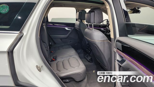 Volkswagen Touareg 2023 — photo 12