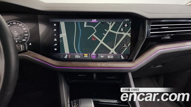 Volkswagen Touareg 2023 — photo 14