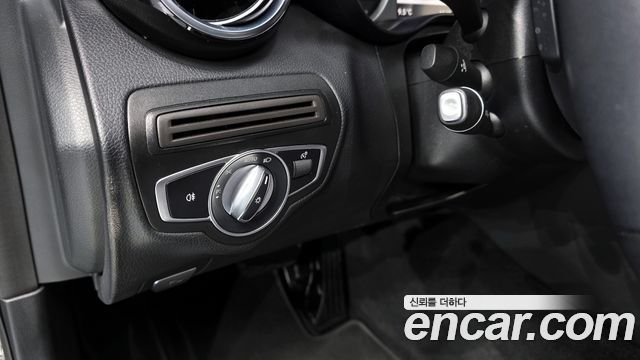 Mercedes-Benz C-Class 2018 — photo 16