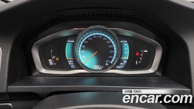 Volvo V60 2015 — photo 8