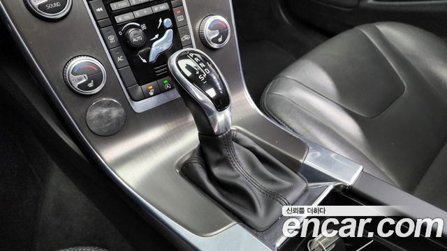 Volvo V60 2015 — photo 9
